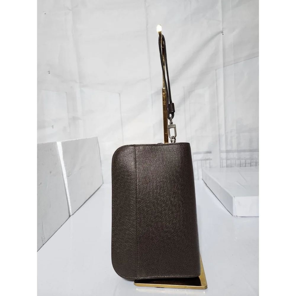 Louis Vuitton Moca Taiga Leather Baikal Men Wristlet Brown